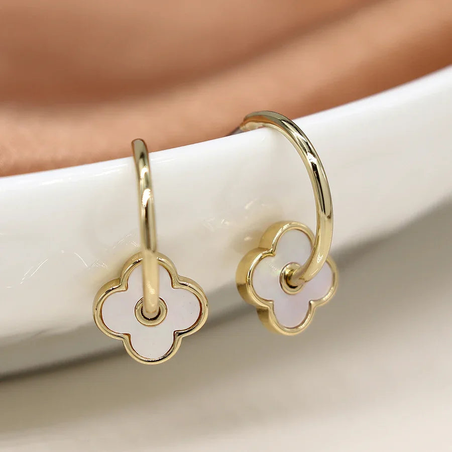 POM - Golden C-hoop Quatrefoil Earrings