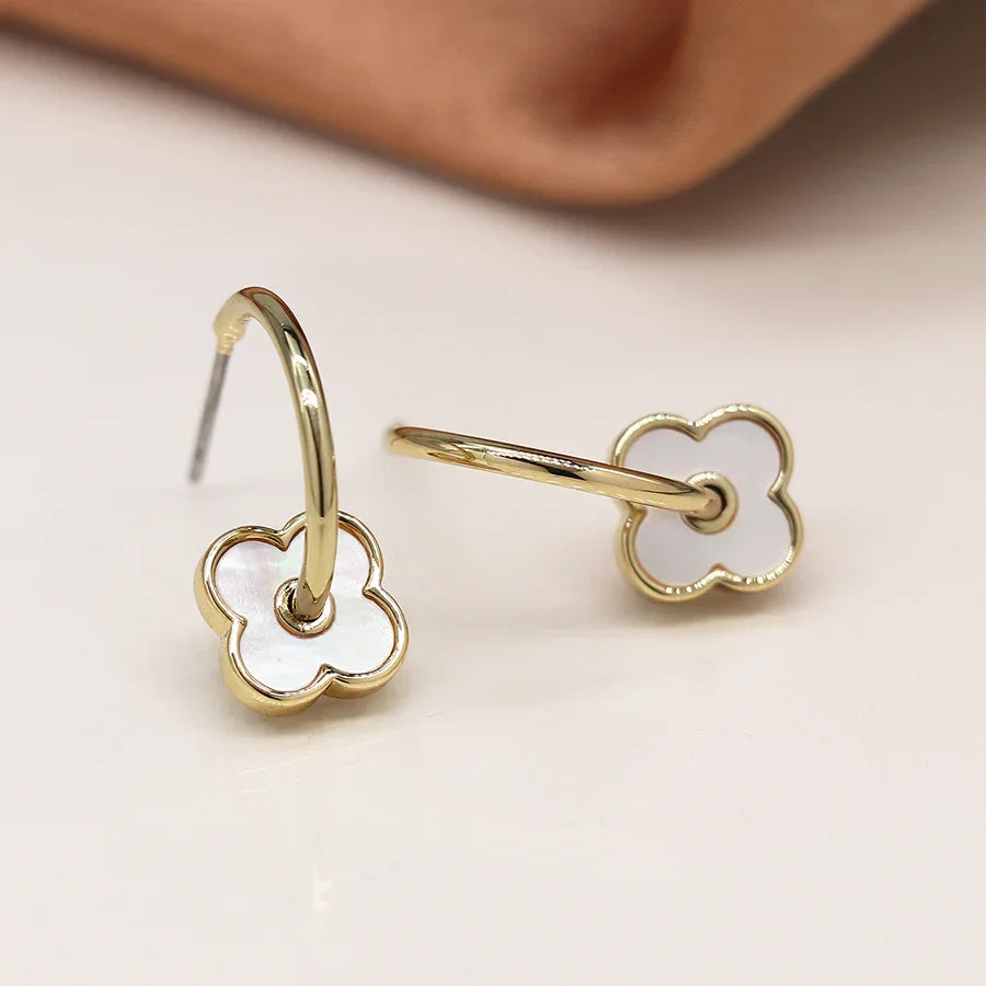POM - Golden C-hoop Quatrefoil Earrings