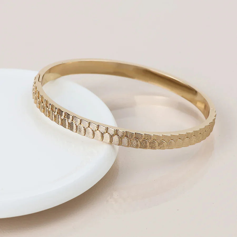 POM - Golden Scallop Embossed Bangle