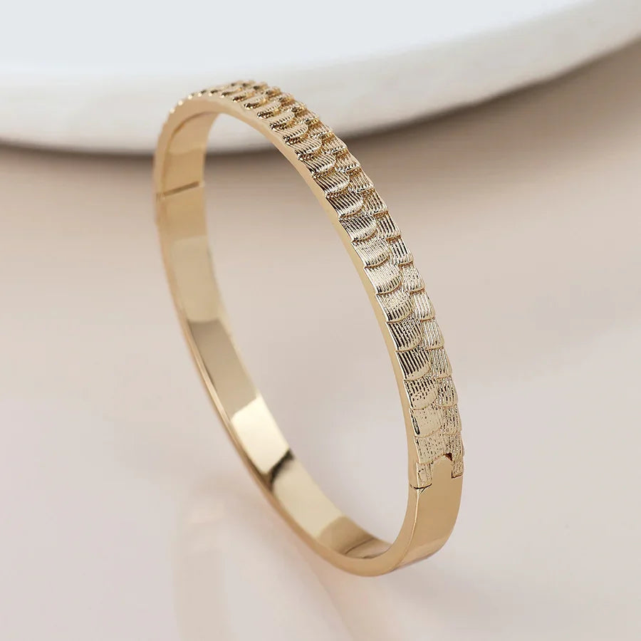 POM - Golden Scallop Embossed Bangle