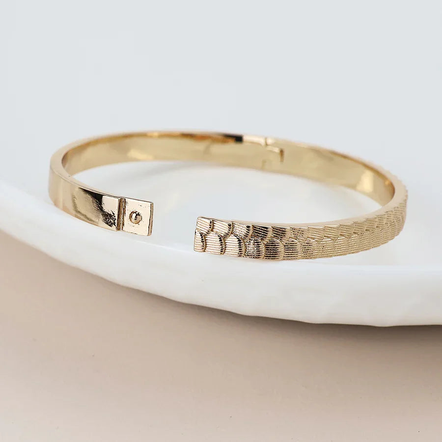 POM - Golden Scallop Embossed Bangle