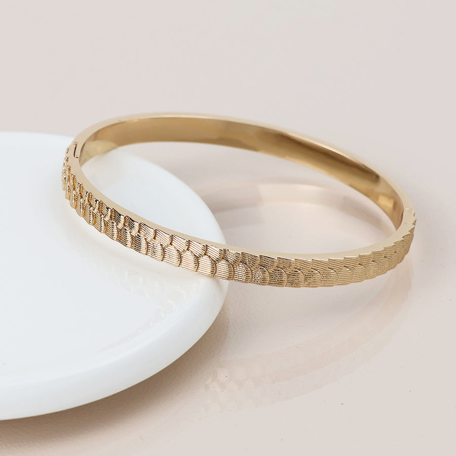 POM - Golden Scallop Embossed Bangle